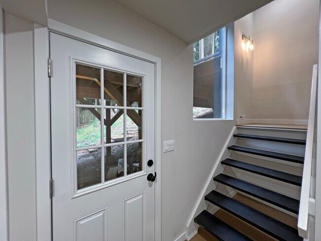 Building Photo - Freshly Remodeled 5BR Home in Prime Bellevue Enatai
