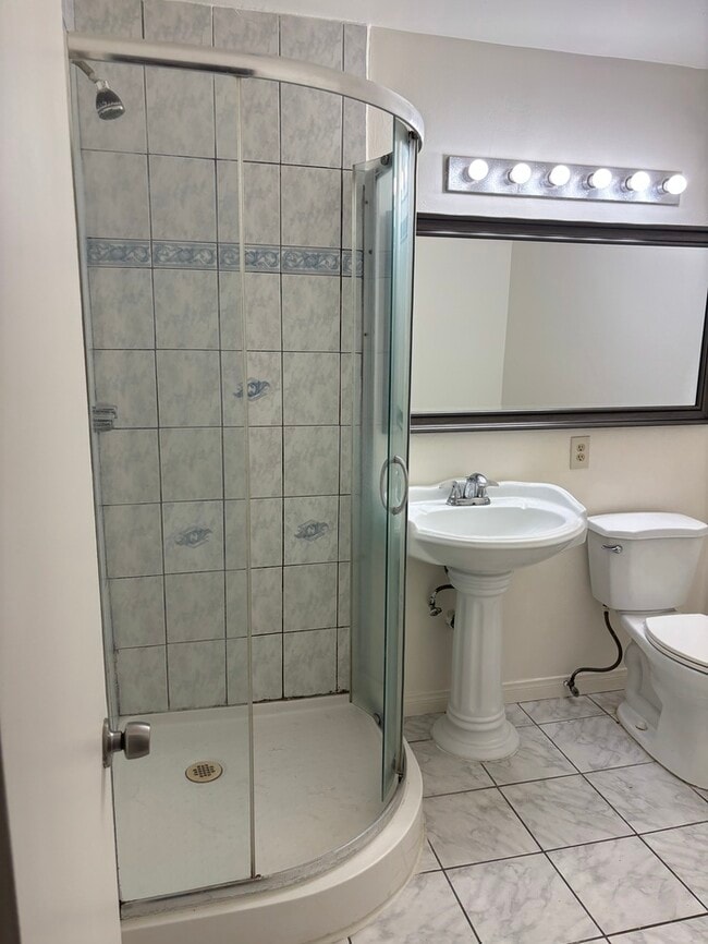 Building Photo - Pet-Friendly Spacious 4-Bedroom Condo in G...