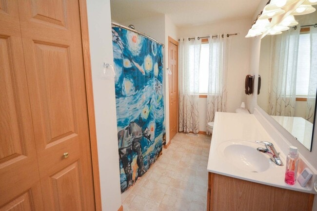 Building Photo - Beautiful Crimson Ridge townhome!