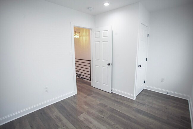 Building Photo - 724 N Dekalb St