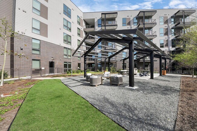 Building Photo - 2810 Riverby Rd