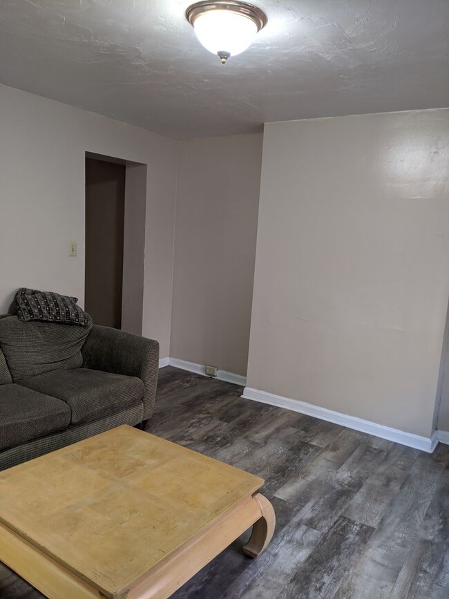 Building Photo - South Oakland renovated apartment