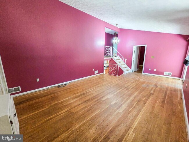 Building Photo - 305 Hillsboro Dr