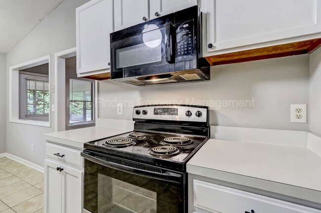 Building Photo - 10460 Roxbury Ln