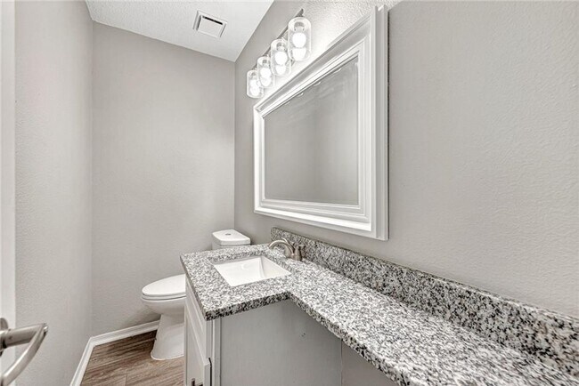 Building Photo - Updated 2 Bed 2 Bath Townhome located in East Fayetteville. Pool access included!