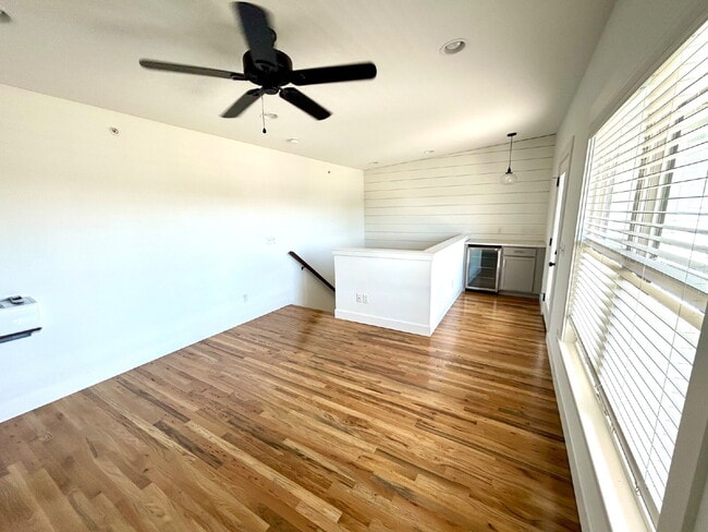 Building Photo - Modern 3-Bedroom 3-Story Apartment with a ...