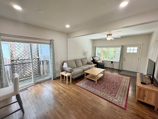 Building Photo - 1005 N Waco Ave