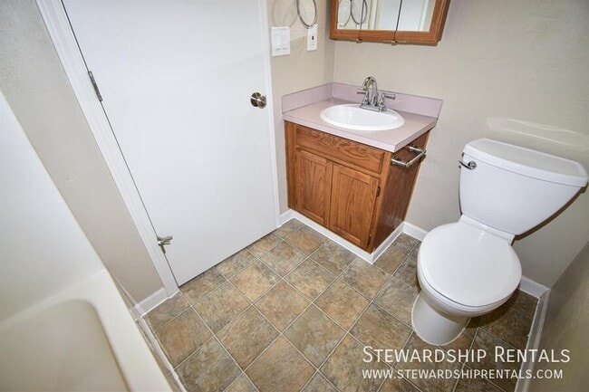 Building Photo - 5051 Forsythia St