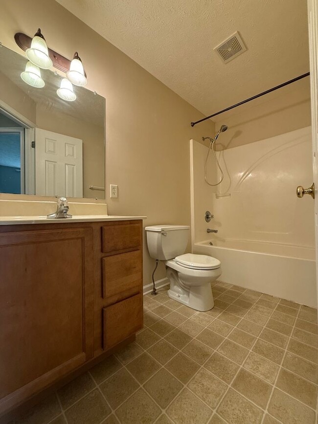 Building Photo - Spacious 4 Bed, 2.5 Bath Home in Woodgate