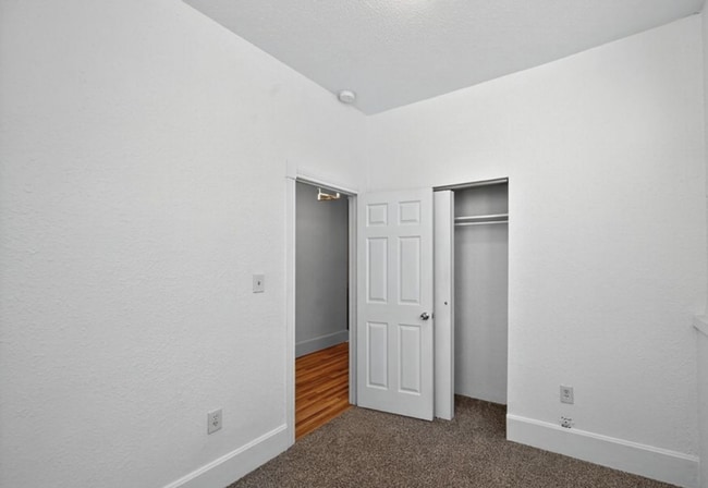 Building Photo - Charming half duplex in Sloane's Lake