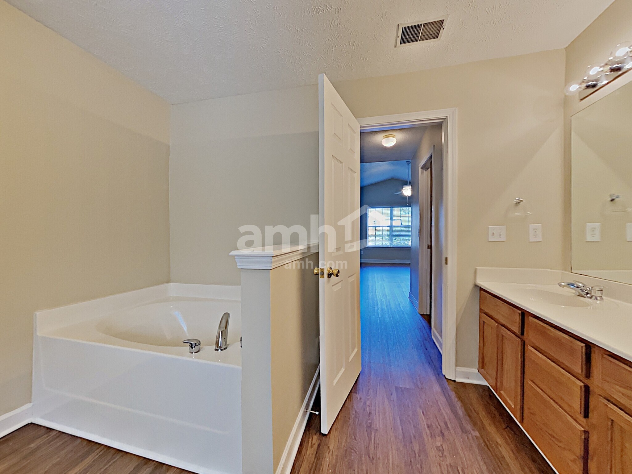 Building Photo - 8026 Meadowview Ln