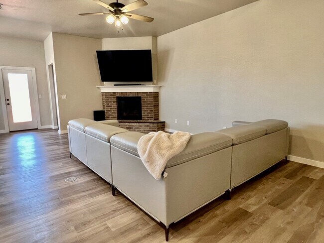 Building Photo - 915 Canal St