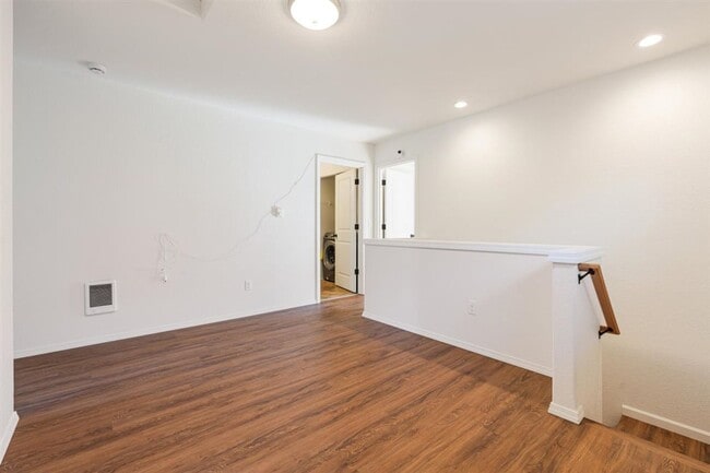 Building Photo - Charming 3 Bedroom 2.5 Bath Condo Availabl...