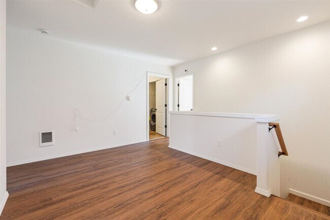 Building Photo - Charming 3 Bedroom 2.5 Bath Condo Available Now!