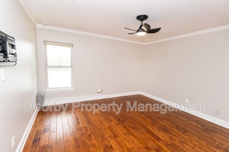 Building Photo - 568 River St