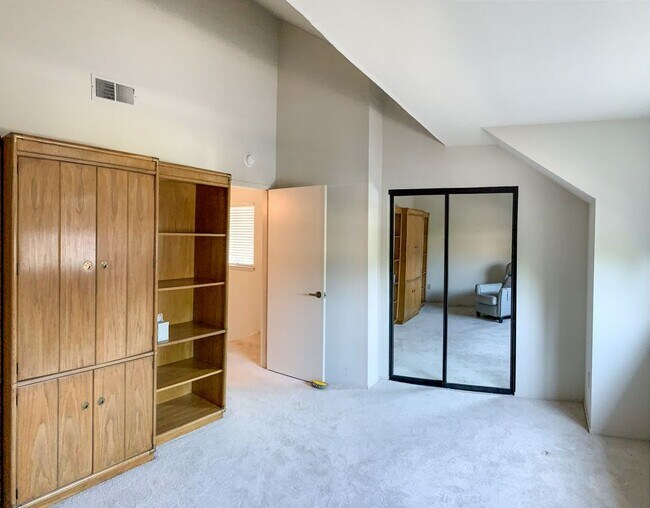 Building Photo - Lovely 2 Bedroom Hamilton Place Townhouse
