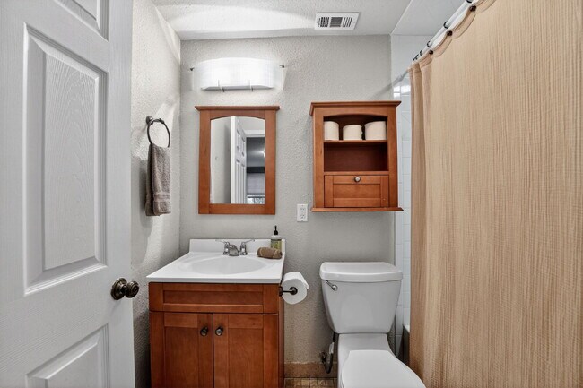Building Photo - Hyde Park Bungalow