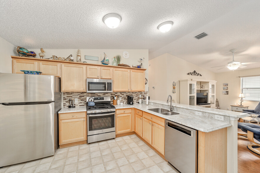 Fully furnished kitchen - 790 Blake Ln