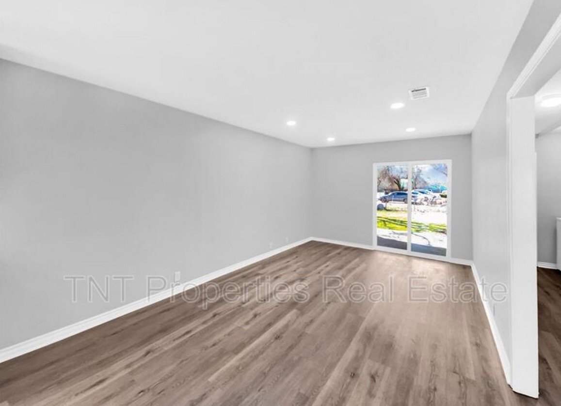 Building Photo - 1518 Pine Ridge Dr