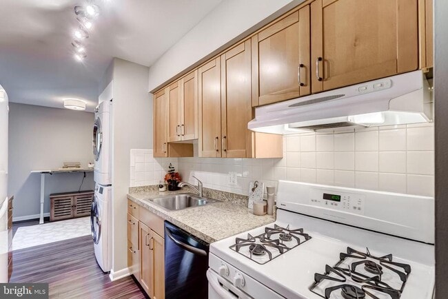 Building Photo - 11260 Chestnut Grove Square