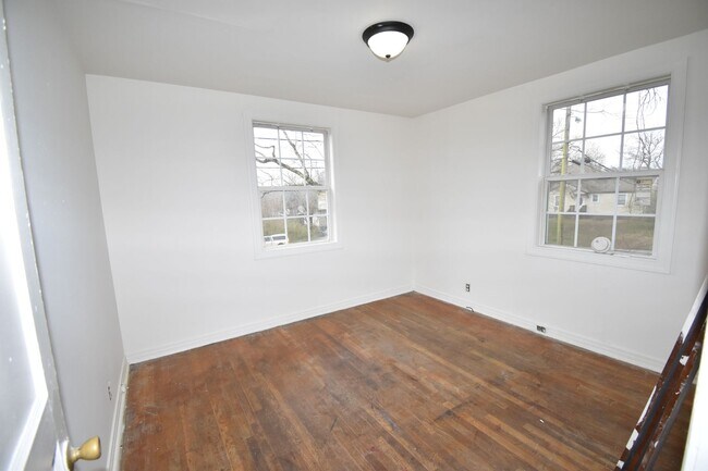 Building Photo - 3 Bedroom Home For Rent Near APSU!