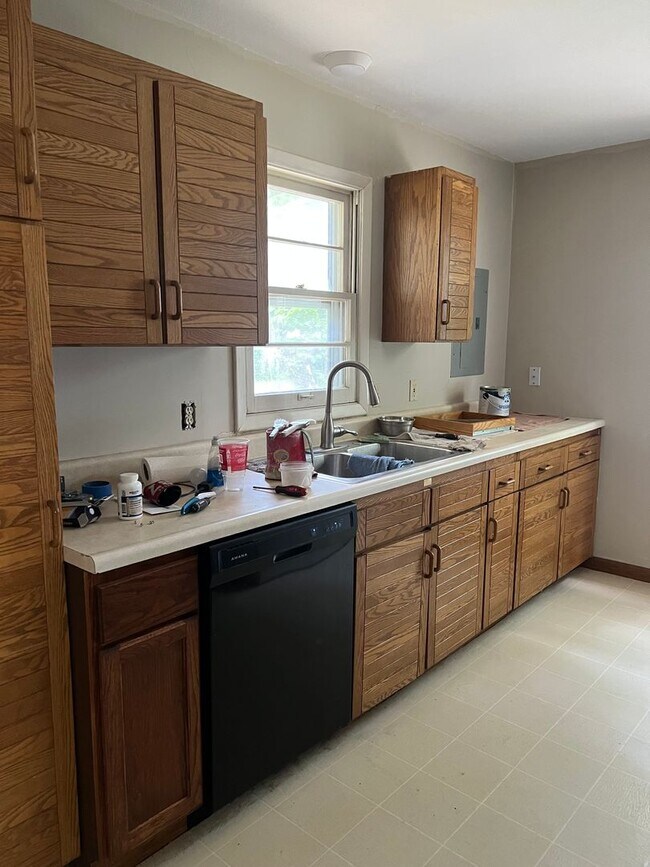 Building Photo - 3 bedroom/2 bath house close to KU with washer/dryer