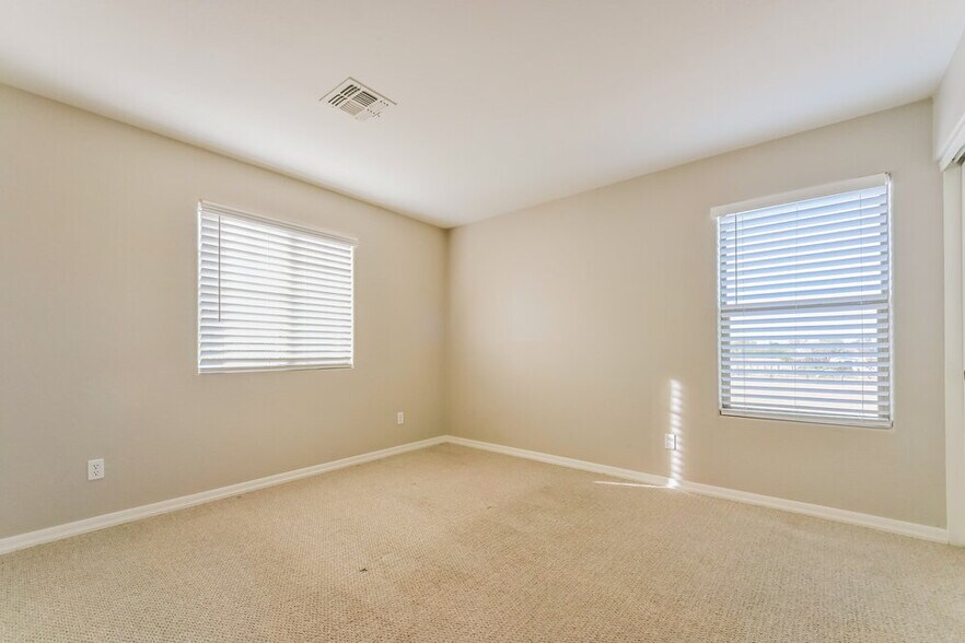 Building Photo - 126 E Catclaw St