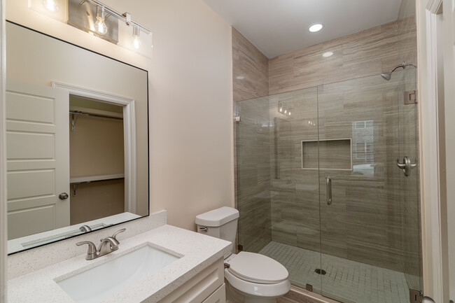 primary bath - 5406 N Crown Pt