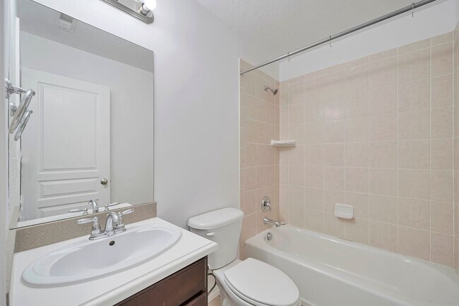 Building Photo - Beautiful 3 Bed Ivory Ridge T/home w 2 car...