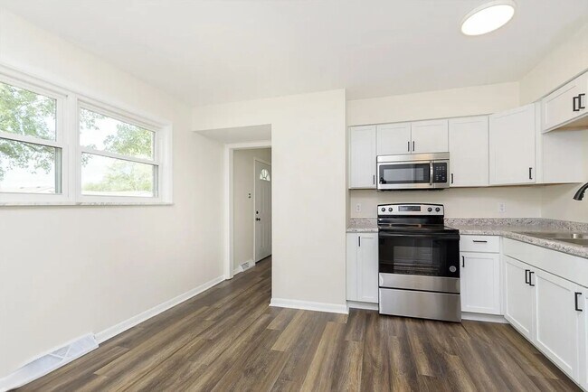 Building Photo - Renovated Duplex: Move-In Ready! 3 Bed, 1....