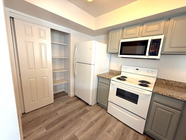 Building Photo - SPACIOUS 3BED/2BATH CONDO ON THE FIRST FLOOR!