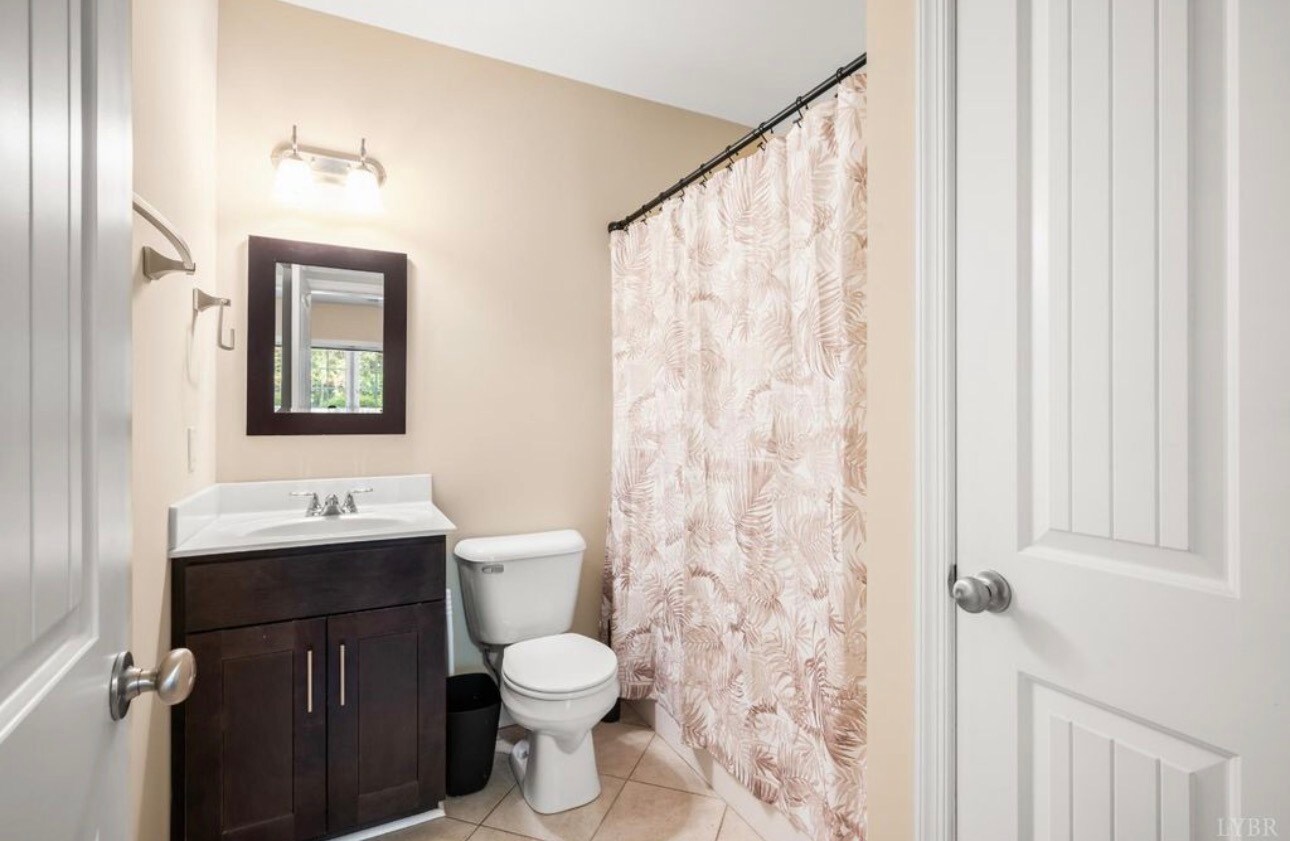 Bathroom 1 - 2009 Lakeside Dr