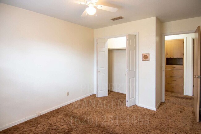 Building Photo - 3 Bedroom 2 Bath