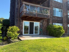 Building Photo - LARGE UPDATED TWO BEDROOM / TWO BATHROOM G...
