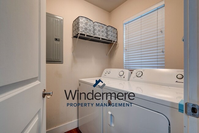 Building Photo - 3 Bed 2.5 Bath Townhome