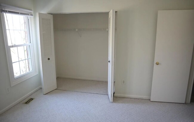 Building Photo - Fantastic 3 BR/2.5 BA Townhome minutes from Rio Lakefront. Ready Mid-May