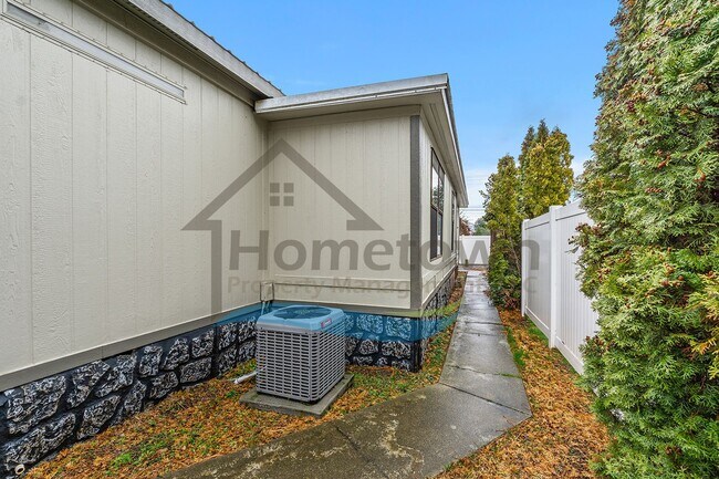 Building Photo - 2-Bedroom 2-Bathroom Home with Off-Street Parking Available in Coeur d’Alene!