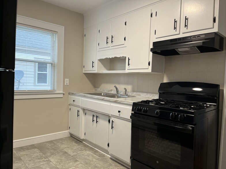 Building Photo - 242 Forest Hill Dr