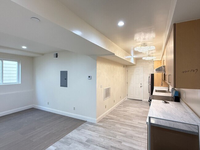 Building Photo - 220A-220A Sadowa St