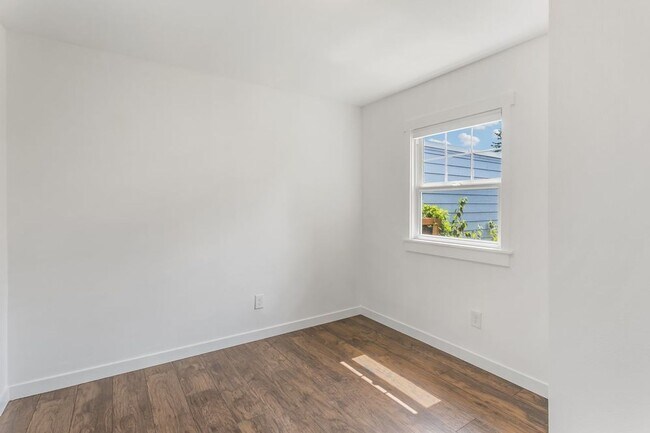 Building Photo - Charming Two Bedroom Haven in SE Portland!