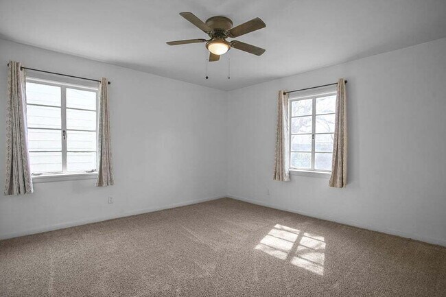 Building Photo - 3/1/1 close to medical and Texas Tech. Neutral colors.. Updated bath