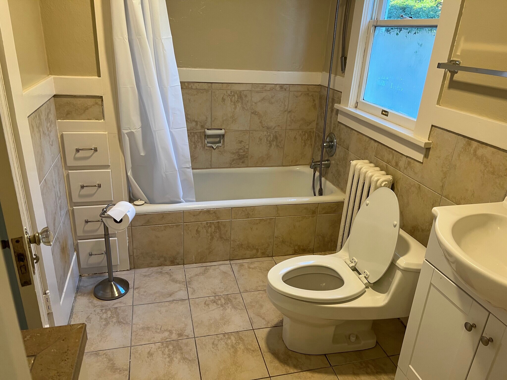 Bathroom w/Tub&Shower - 412 John Adams St