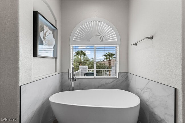 Building Photo - 275 Spectacular St