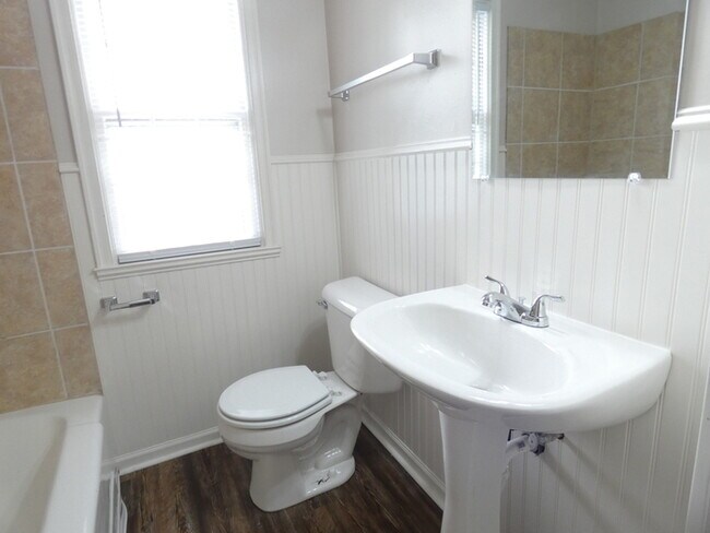 Building Photo - Beautiful Duplex in North Kansas City!