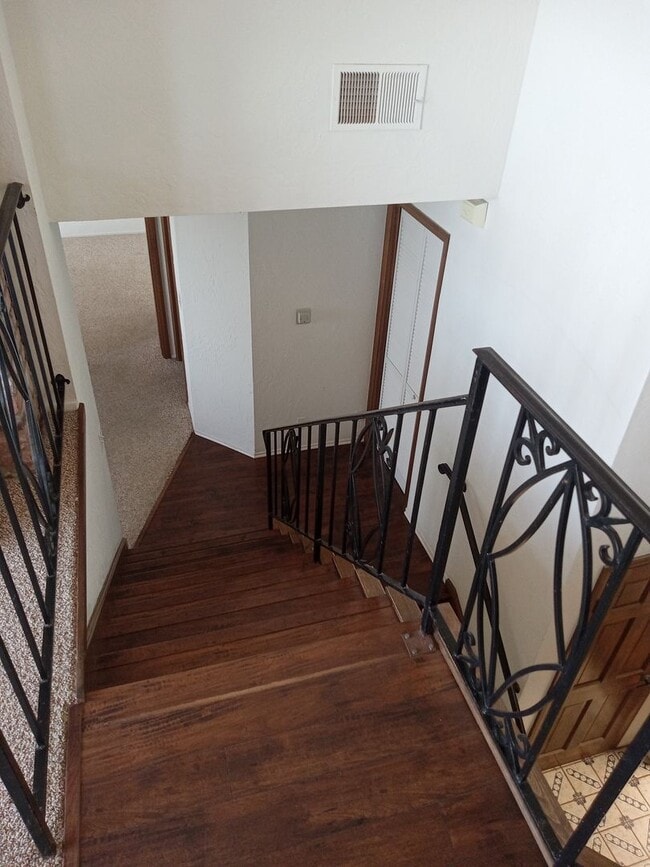 Building Photo - Fabulous 3 bedroom 2 bath tri-level home w...