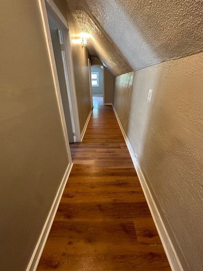 Building Photo - Spacious 5-Bedroom Home with 2 Full Baths, Freshly Rehabbed, Ready to rent