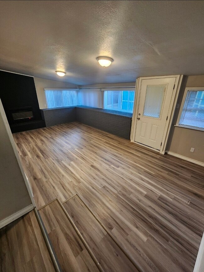 Building Photo - Take a look inside! 4 bed 2 bath with 3 car garage