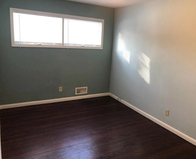 Building Photo - 1400-1402 Arlington Ave E