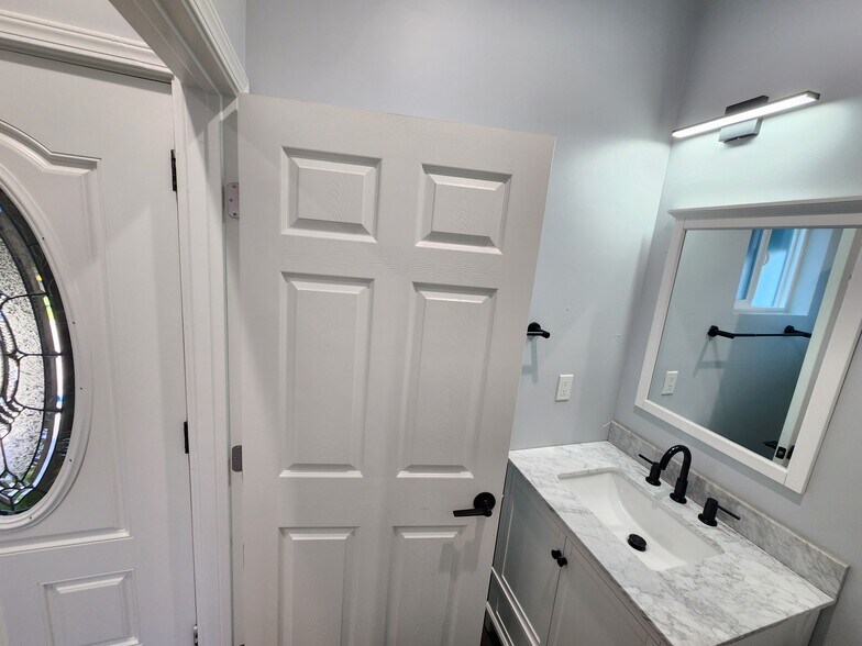 Building Photo - 13933 Cantlay St