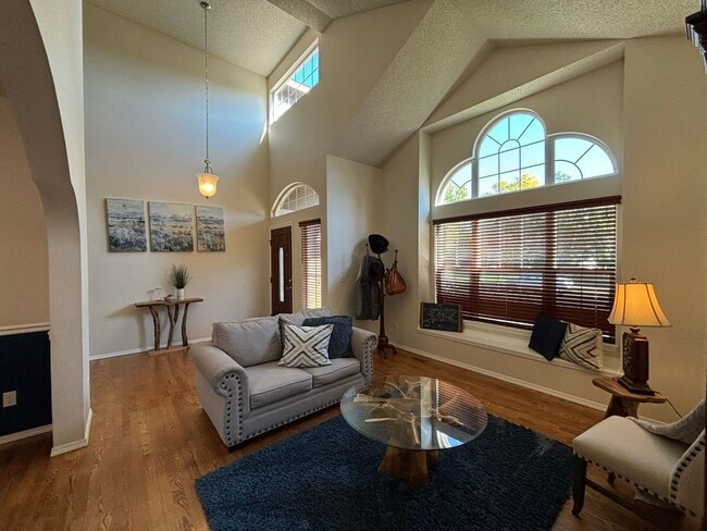 Building Photo - Meticulsly Maintained 5 Bedroom, 4 Bathroom Home